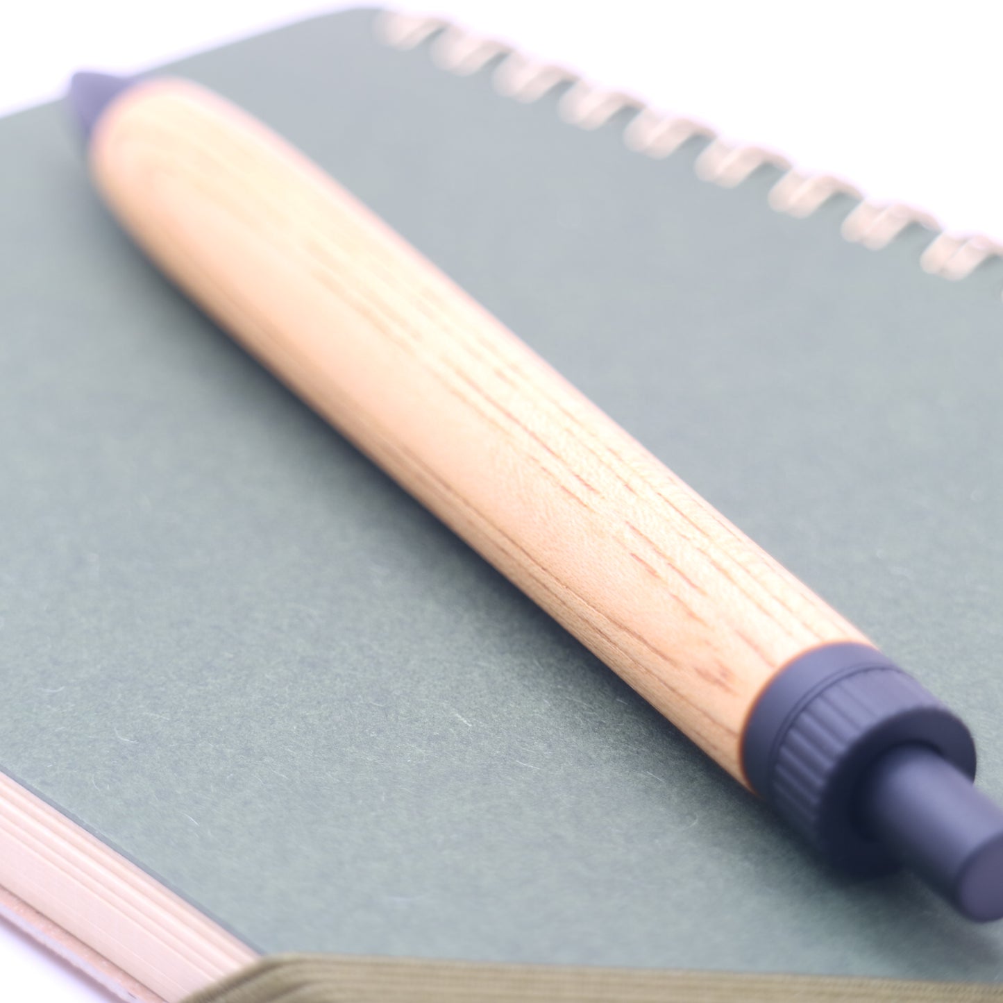 伊勢市産ケヤキ × マットブラック｜木の質感を楽しむ木軸ペン｜ボールペン or シャーペン　251231