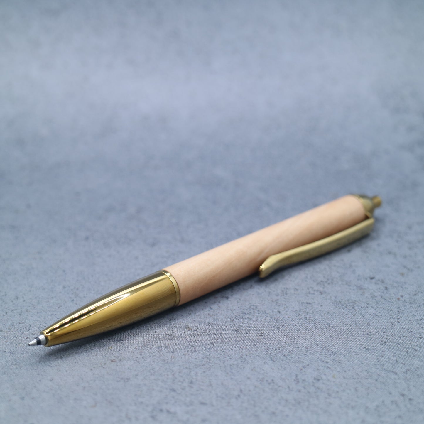 【6月8日販売開始予定】ビワ【三重県産】 木軸ミニボールペン｜細軸・ノック式ボールペン 260606