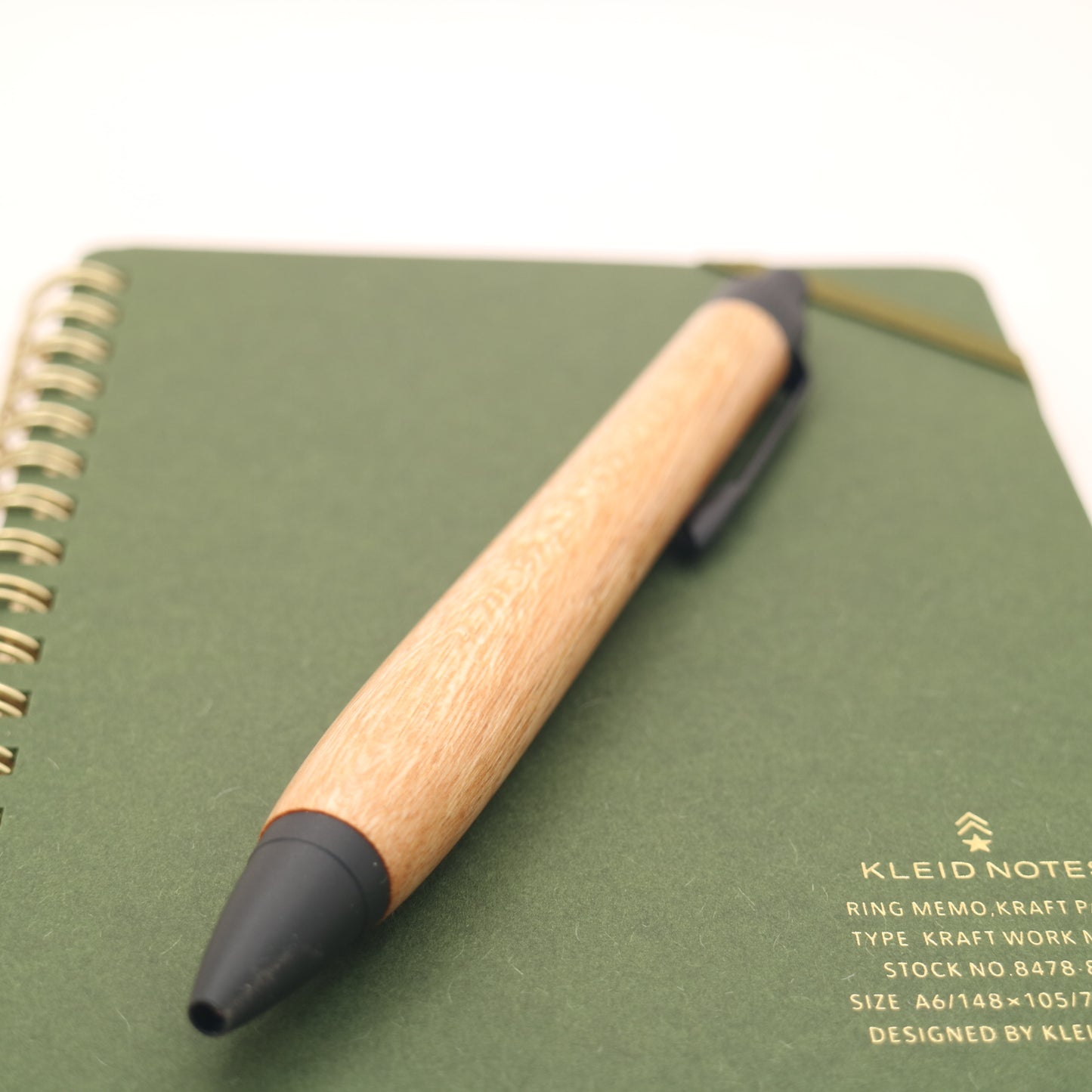 ユーカリの木軸ペン｜手作り木製ボールペン・シャーペン｜マットブラック金具｜Wood Time Factory
