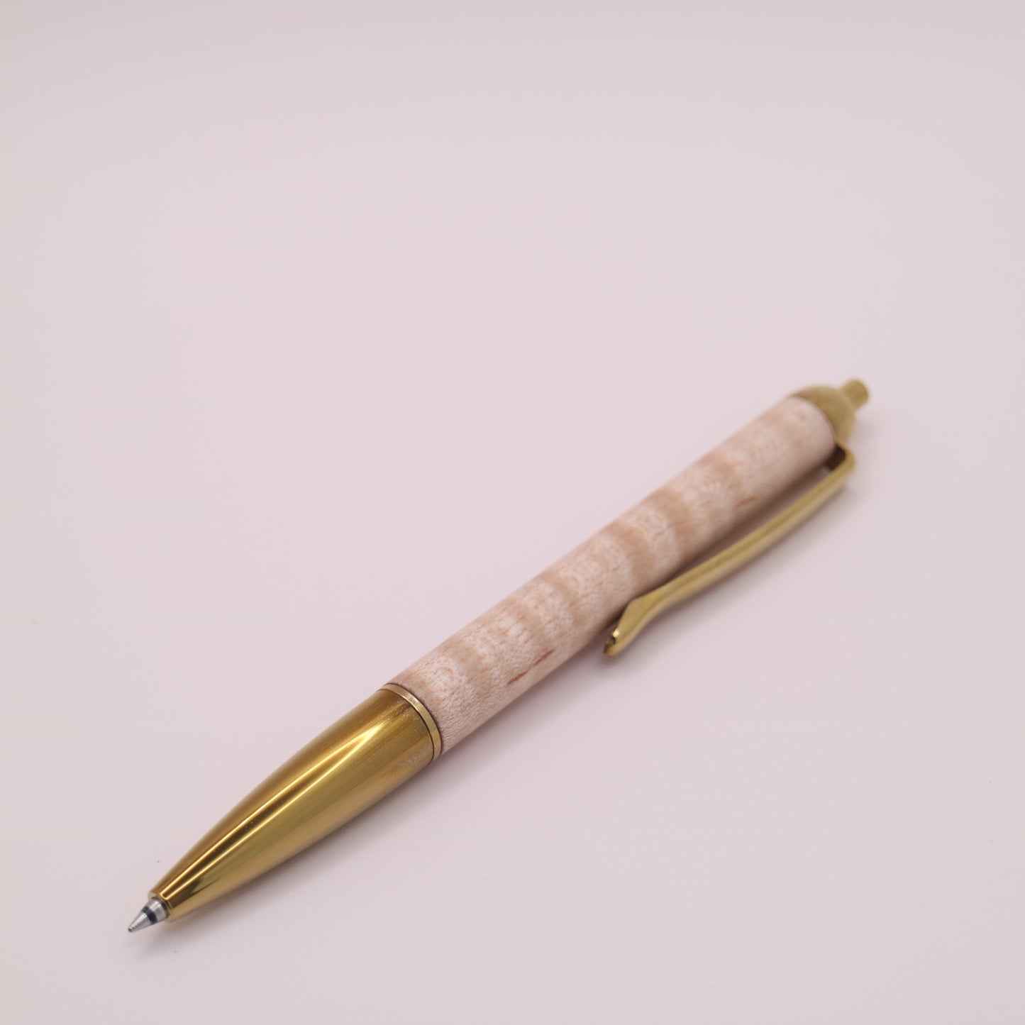カーリーメープル　木軸ミニボールペン｜細軸・ノック式ボールペン 260526