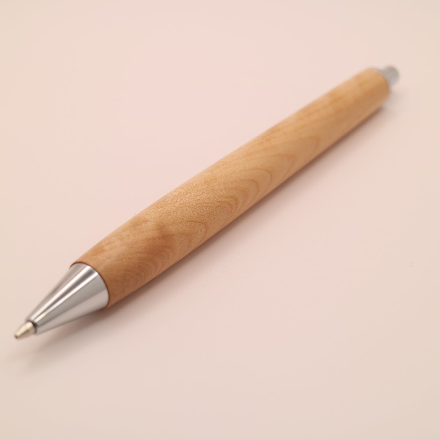 ツバキ 木軸シャーペン｜【学生に人気】凛とした木肌が、勉強時間に静かな集中をもたらす一本　260204