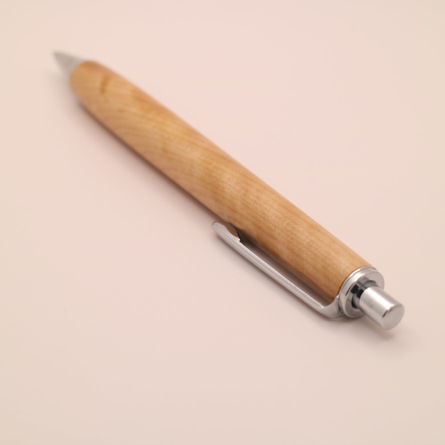 ツバキ 木軸シャーペン｜【学生に人気】凛とした木肌が、勉強時間に静かな集中をもたらす一本　260204