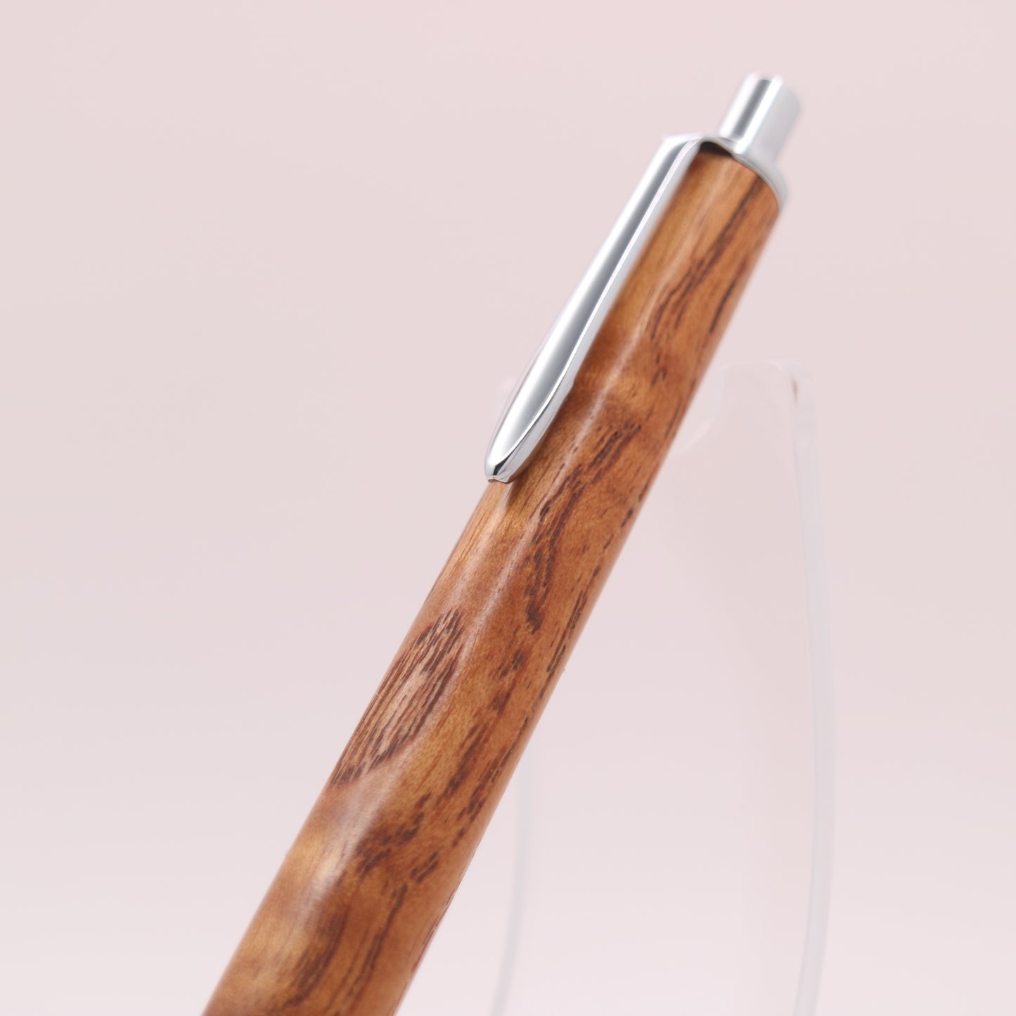 チャンチン 木軸シャーペン｜【学生に人気】淡くあたたかな木肌が、勉強時間にやさしい集中をもたらす一本　260205