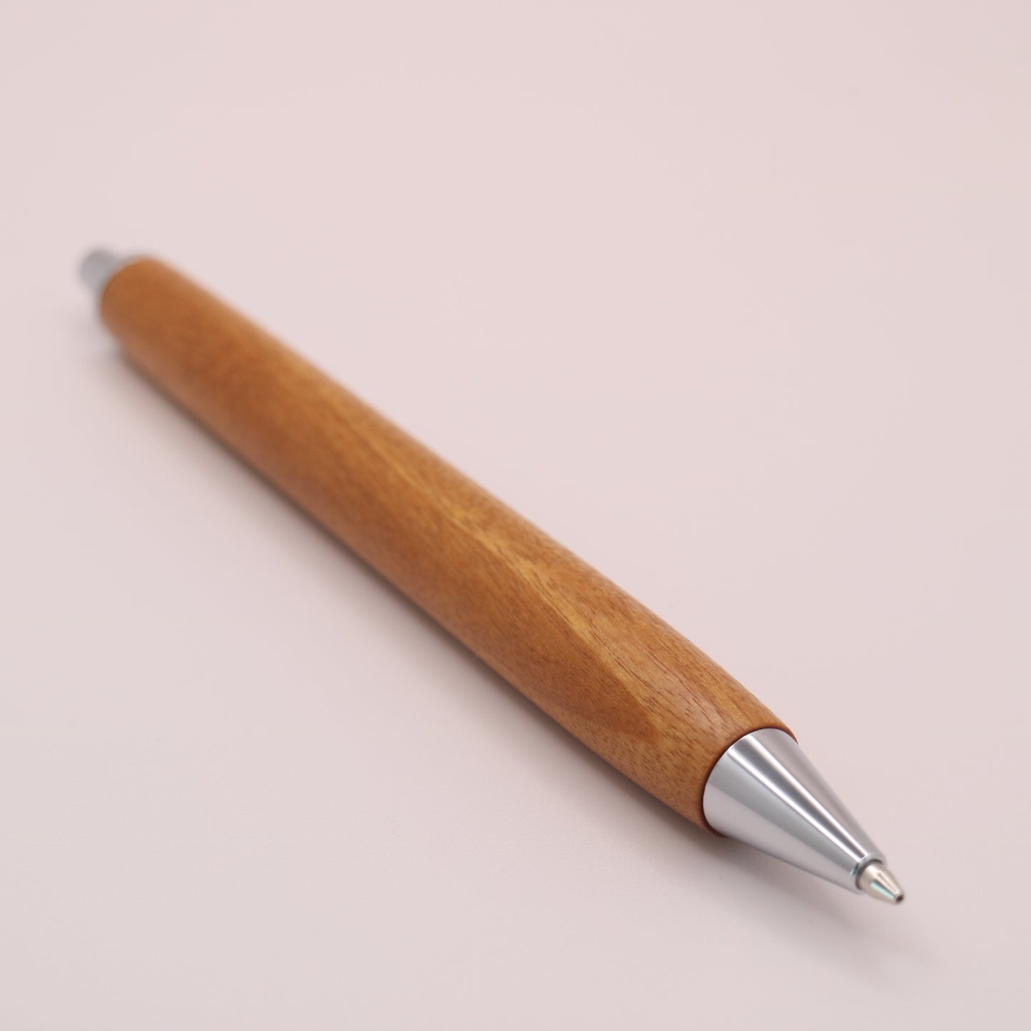 チャクテビガ 木軸シャーペン｜【学生に人気】あたたかな赤褐色が、勉強時間に静かな集中をもたらす一本　260202