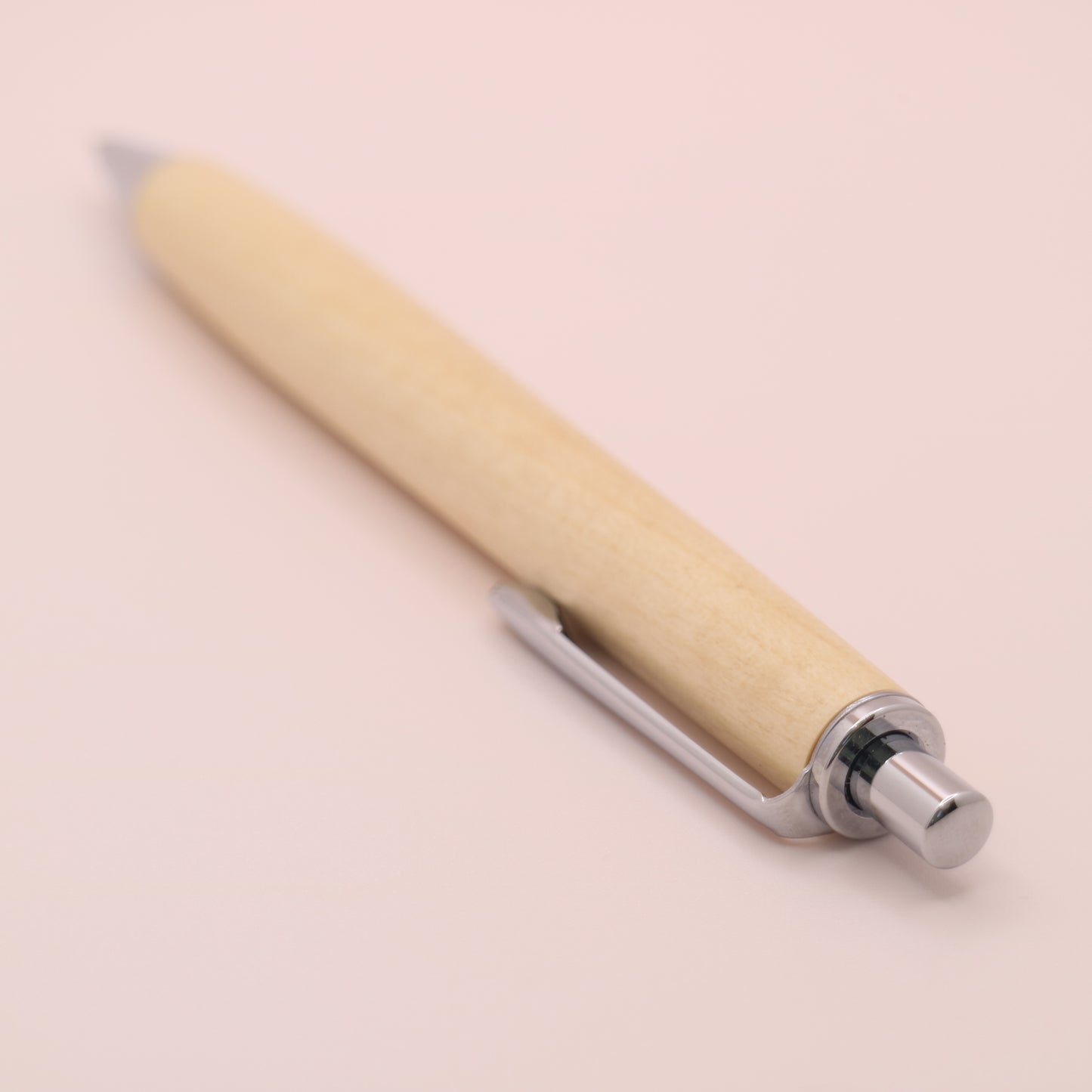 カンサブロウノキ 木軸シャーペン｜【学生に人気】白くてやさしい木肌が、勉強時間に静かな集中をもたらす一本　260203