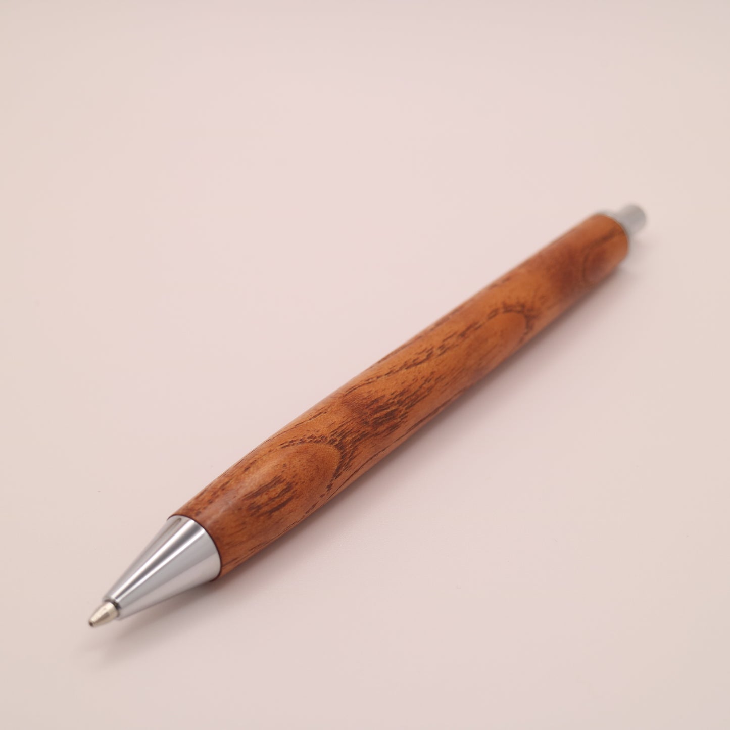 チャンチン 木軸シャーペン｜【学生に人気】淡くあたたかな木肌が、勉強時間にやさしい集中をもたらす一本　260205