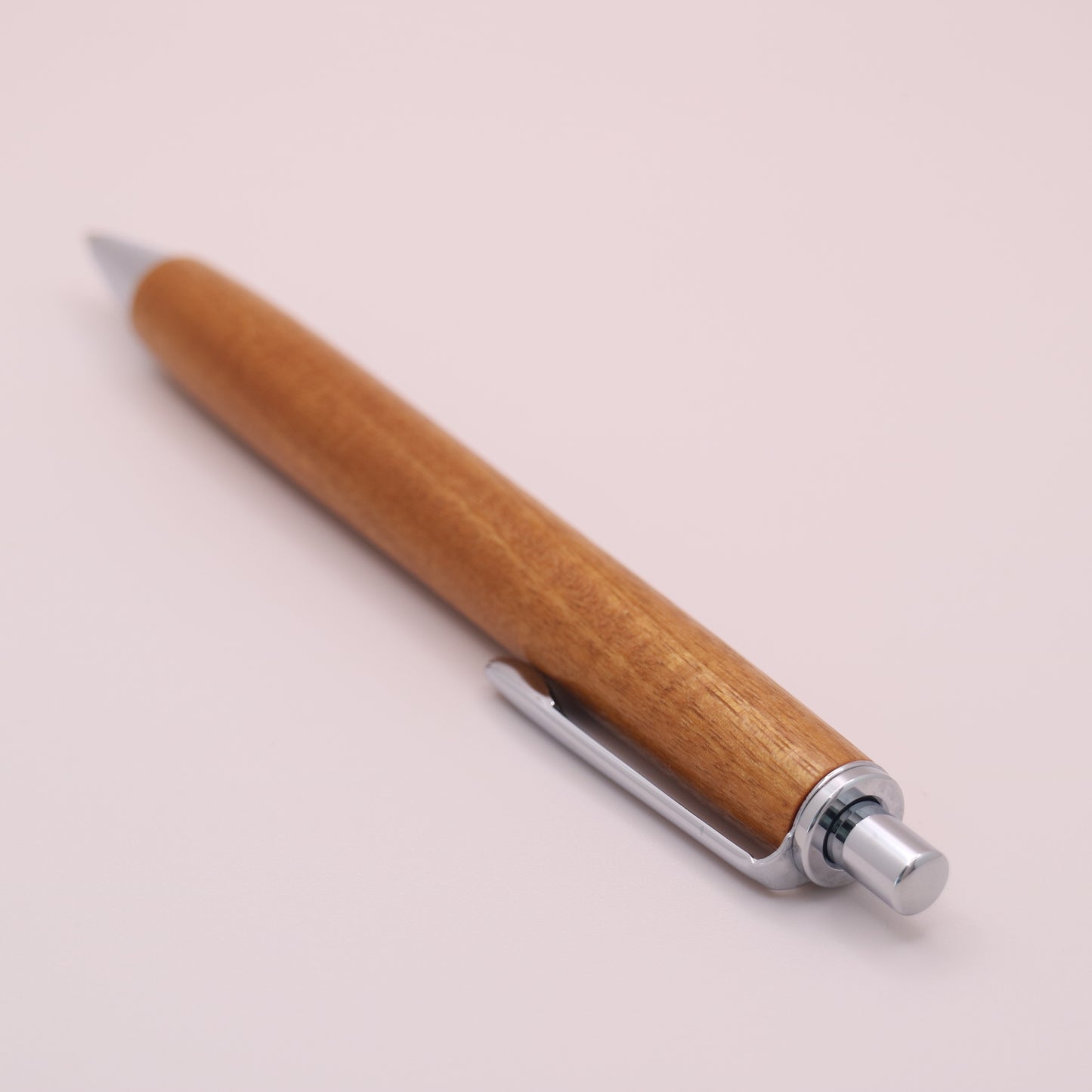 チャクテビガ 木軸シャーペン｜【学生に人気】あたたかな赤褐色が、勉強時間に静かな集中をもたらす一本　260202