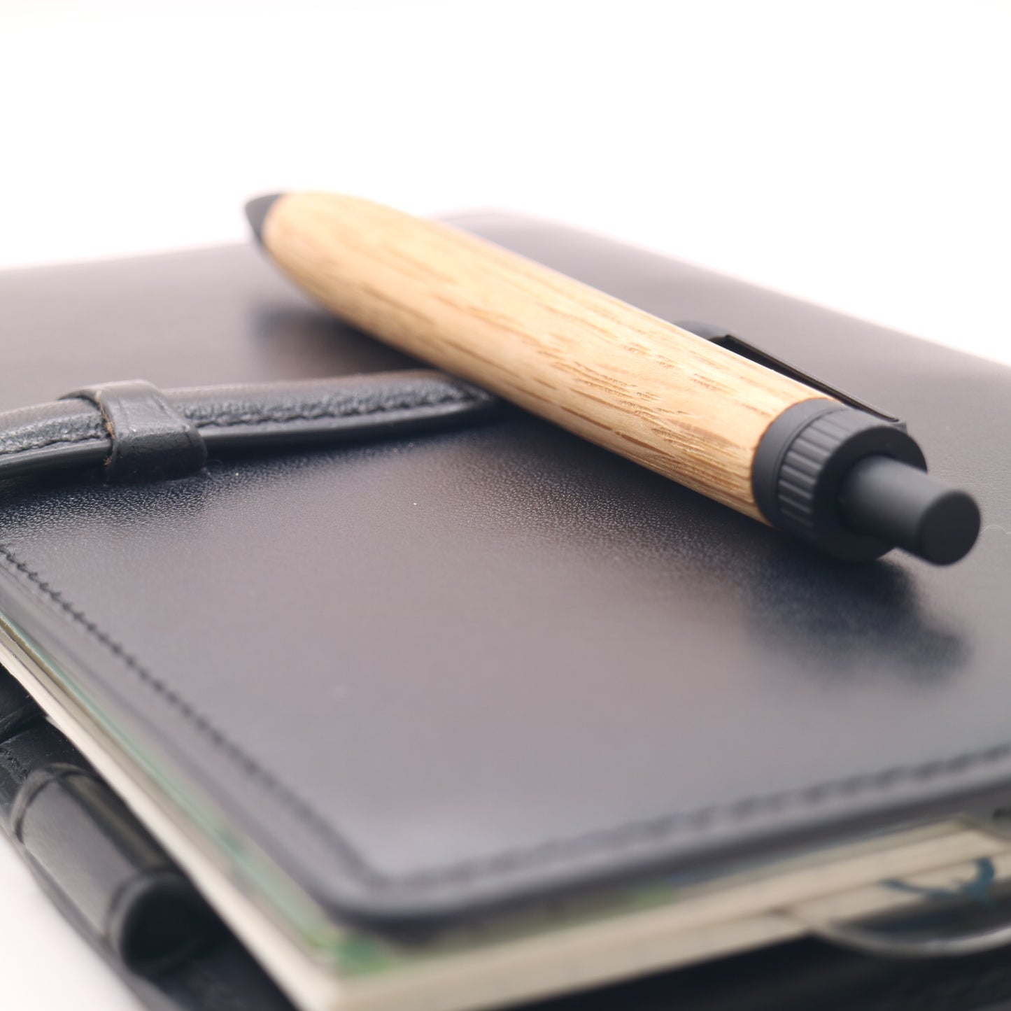 ウィスキー樽（ジャックダニエル）オーク × マットブラック｜木の質感を楽しむ木軸ペン｜ボールペン or シャーペン　251233